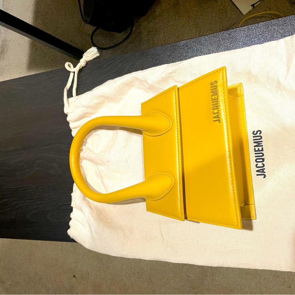 Le Chiquito Moyen Signature Handbag